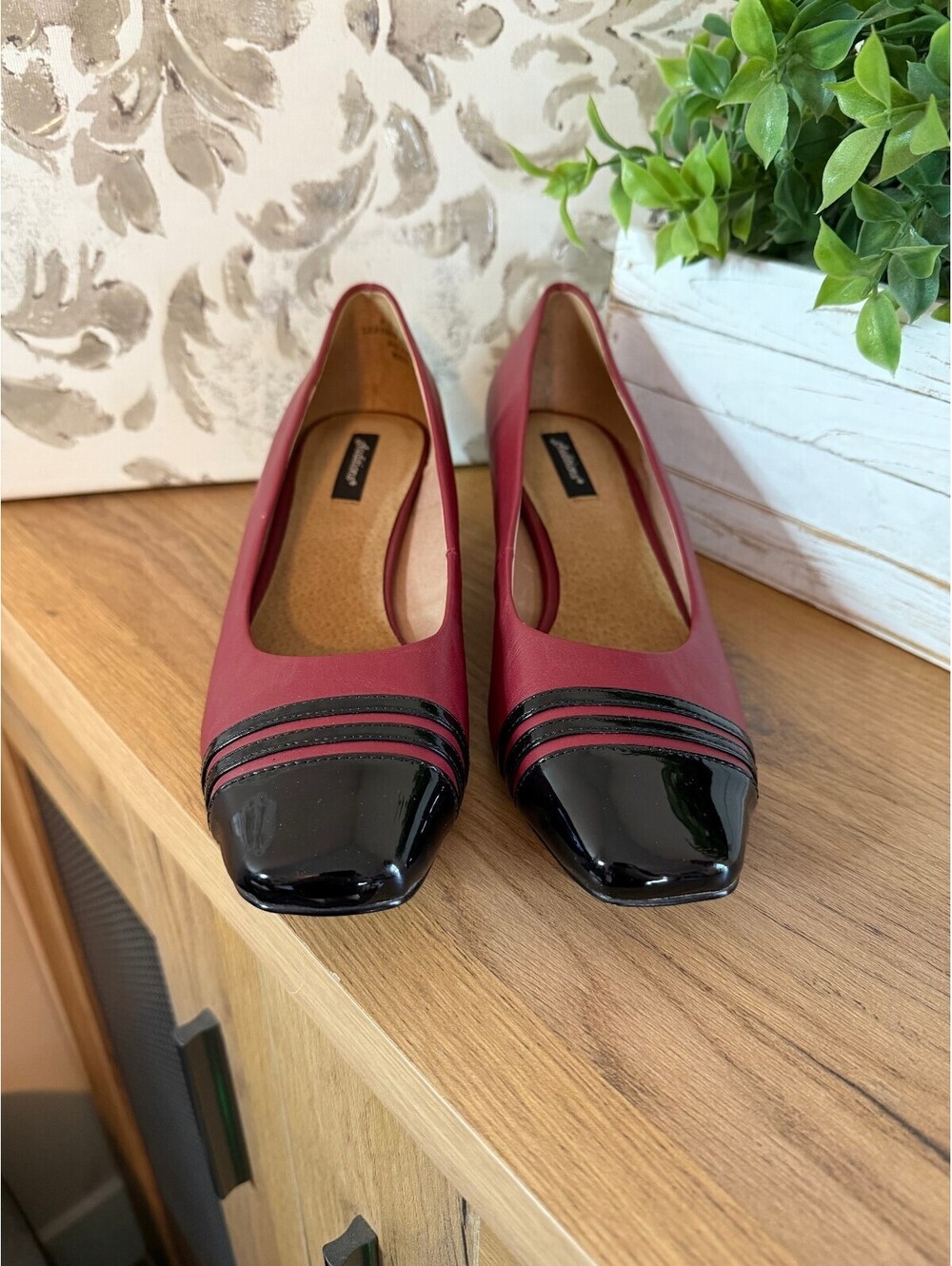 Auditions Women's Burgundy and Black Leather Pumps Size 8.5